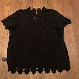 WhoWhatWear Women’s Black Shirt
Size: XXL